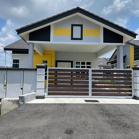 Bungalow Homestay Jasin Perdana Екстер'єр фото