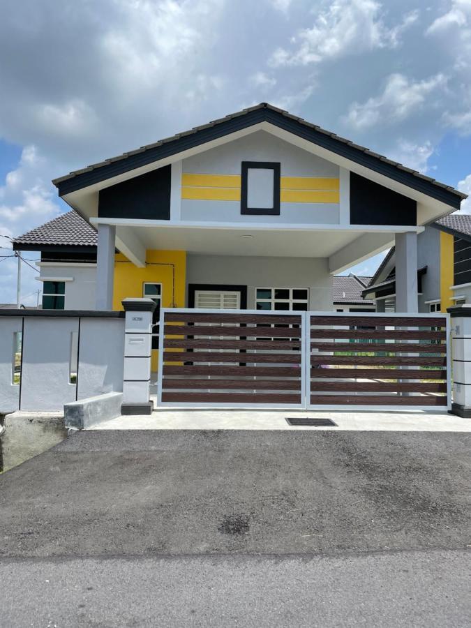 Bungalow Homestay Jasin Perdana Екстер'єр фото