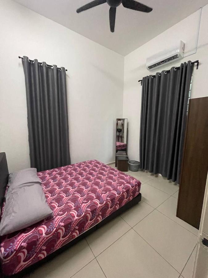 Bungalow Homestay Jasin Perdana Екстер'єр фото