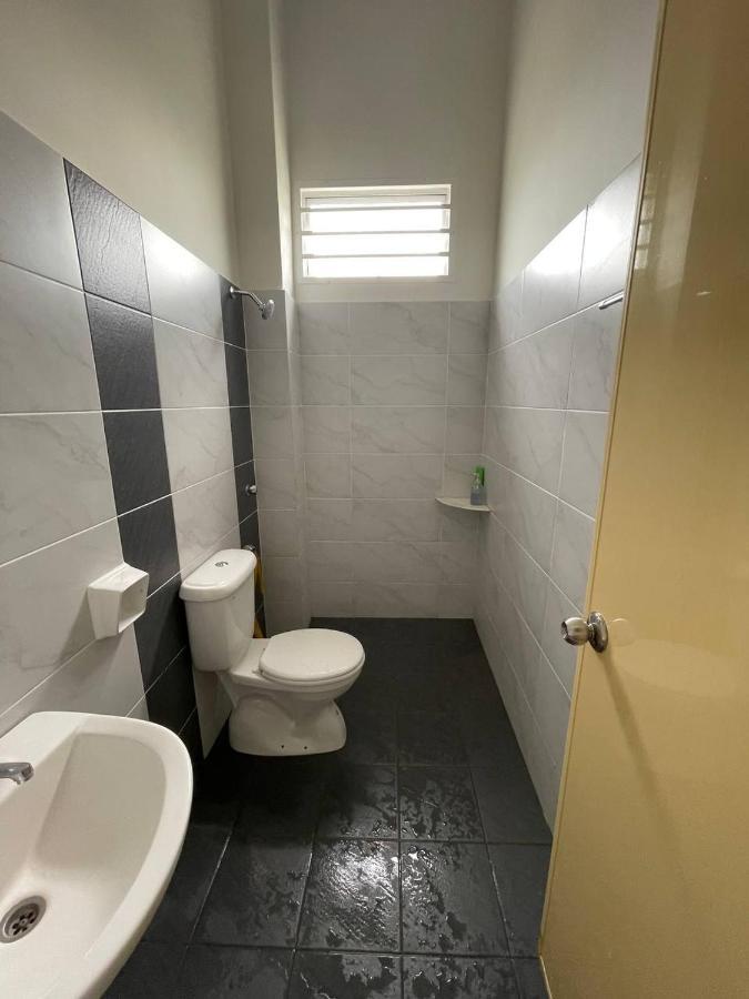 Bungalow Homestay Jasin Perdana Екстер'єр фото